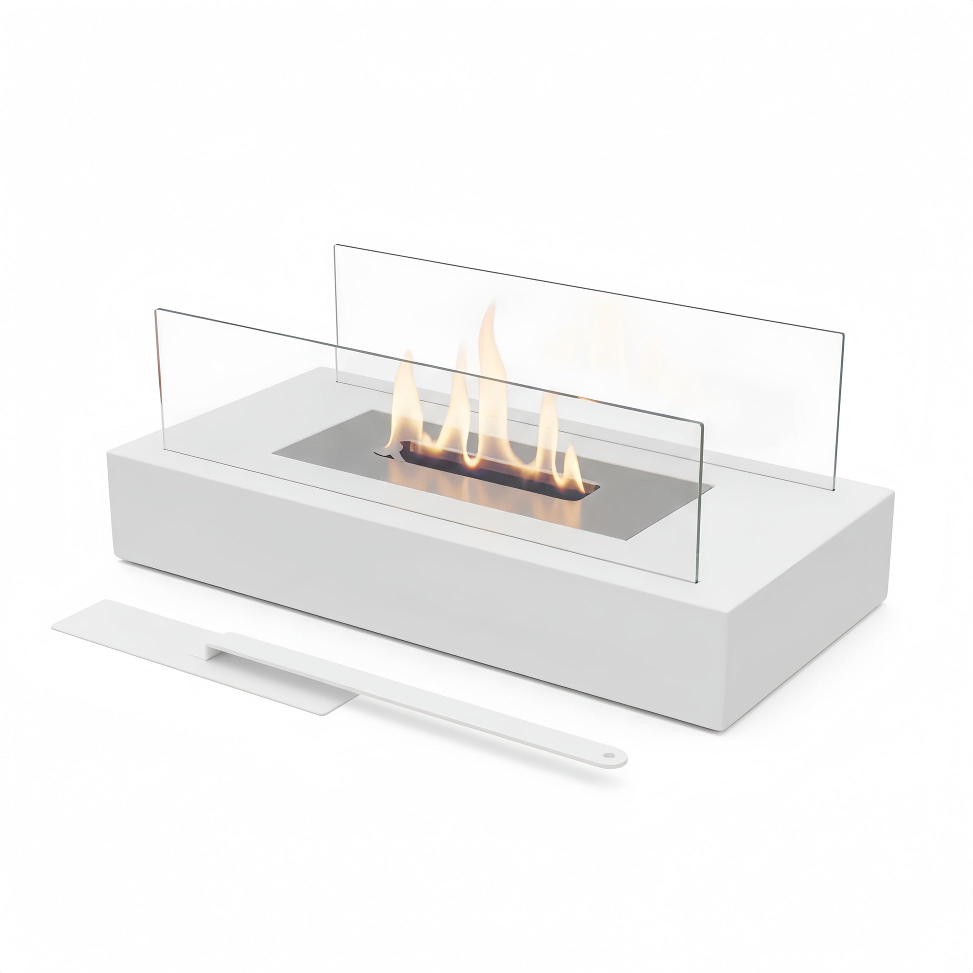 Cheminée de table rectangulaire, base blanche et parois en verre, avec outil d’extinction posé devant.