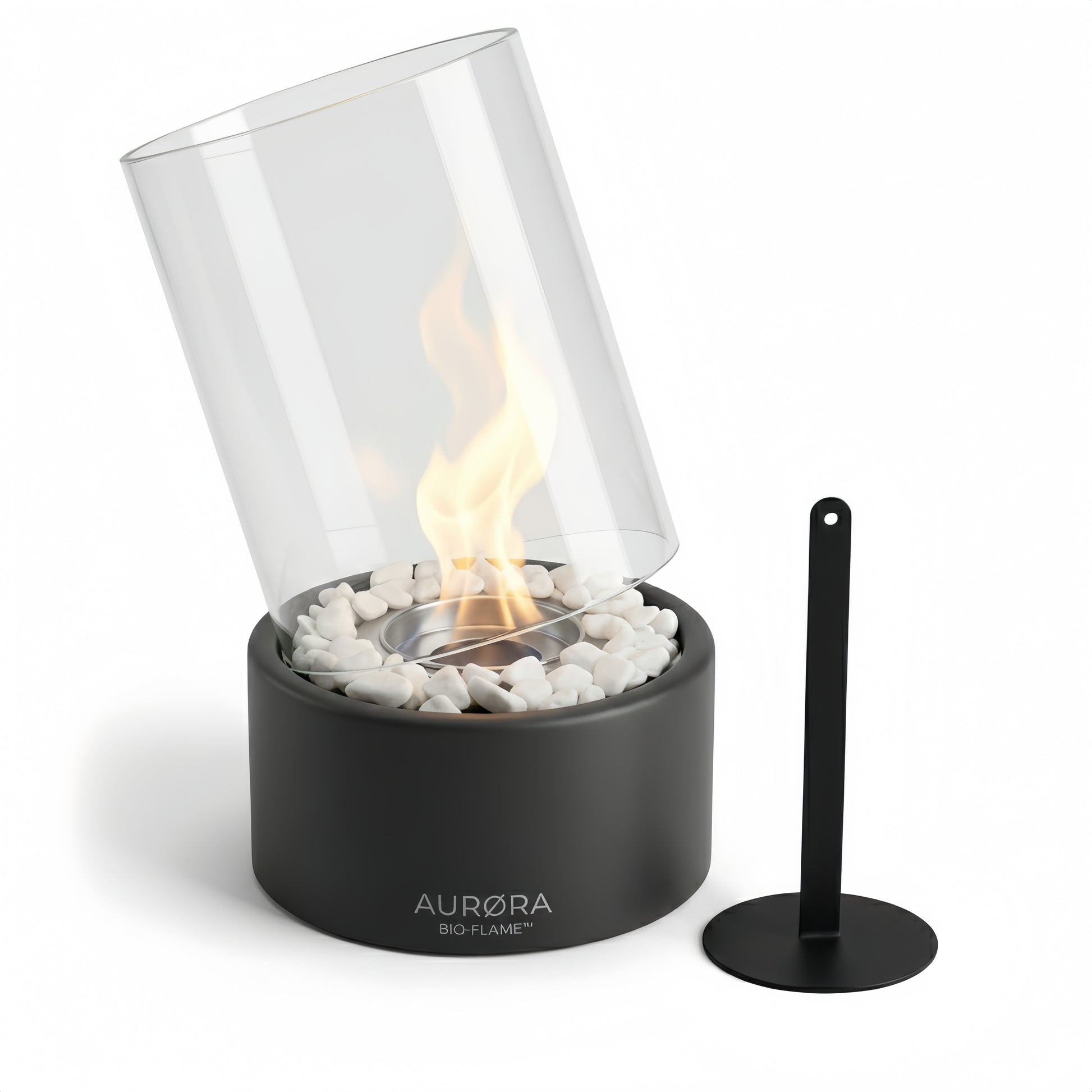 Vue de trois-quarts de la cheminée portable Aurora mettant en avant la transparence du verre trempé et le design épuré de la base noire.