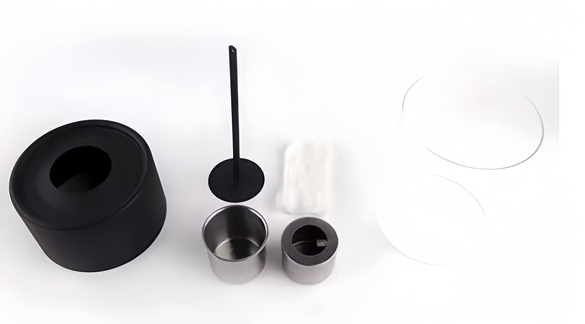 Ensemble complet inclus dans la boîte : base noire, cylindre de verre, brûleur, pierres blanches et étouffoir de flamme.