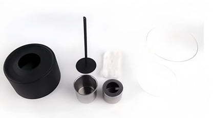 Ensemble complet inclus dans la boîte : base noire, cylindre de verre, brûleur, pierres blanches et étouffoir de flamme.