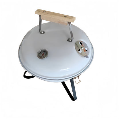 Vue plongeante du couvercle du barbecue avec poignée en bois, thermomètre intégré et aérations réglables.