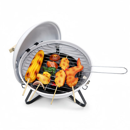 Grillades de brochettes et légumes sur le barbecue charbon portable Calora™ Kettle, cuisson directe sur grille.