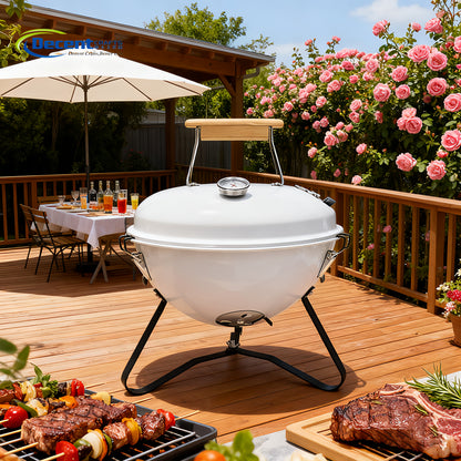 Barbecue charbon portable Calora™ Kettle installé sur une terrasse en bois, design compact et élégant pour extérieur.
