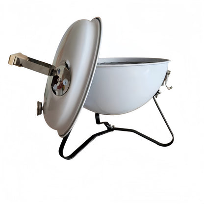 Vue latérale du barbecue avec couvercle ouvert, charnières solides et structure compacte.