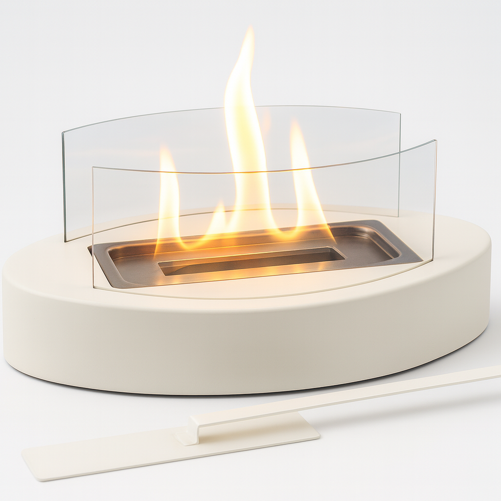 Cheminée de table ovale blanche au bioéthanol avec flamme, parois en verre trempé, et outil d'extinction, sur fond blanc.