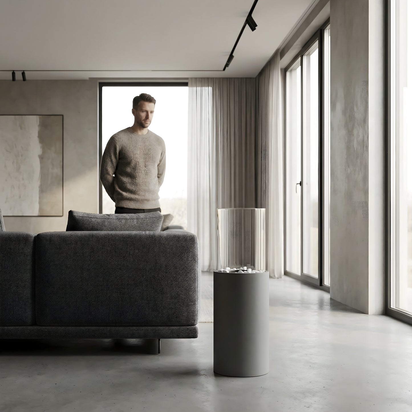 Cheminée éthanol cylindrique Calora Home dans un salon moderne et épuré, homme debout près du canapé