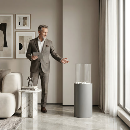 Cheminée éthanol design Calora Home dans un intérieur lumineux aux lignes contemporaines, homme en tenue élégante