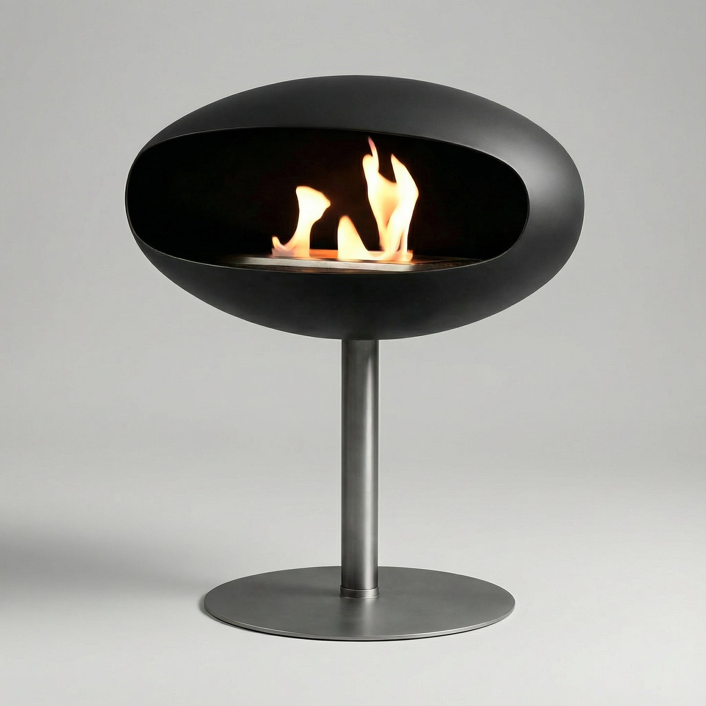 Cheminée Éthanol COCON Essentiel sur pied monobloc, silhouette sculpturale et design contemporain.