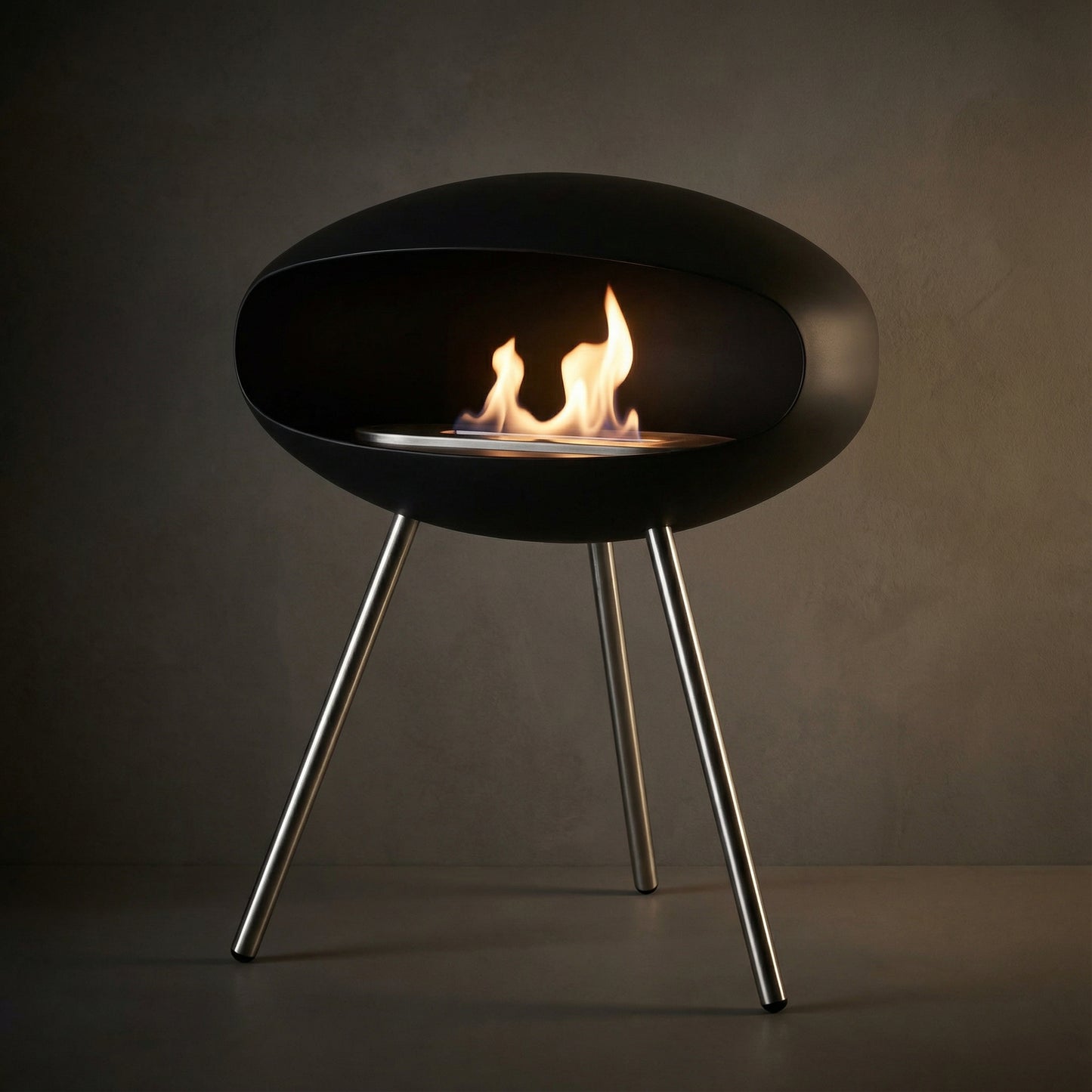 Cheminée Éthanol Design COCON Essentiel avec piètement tripode, lignes épurées et flamme élégante.