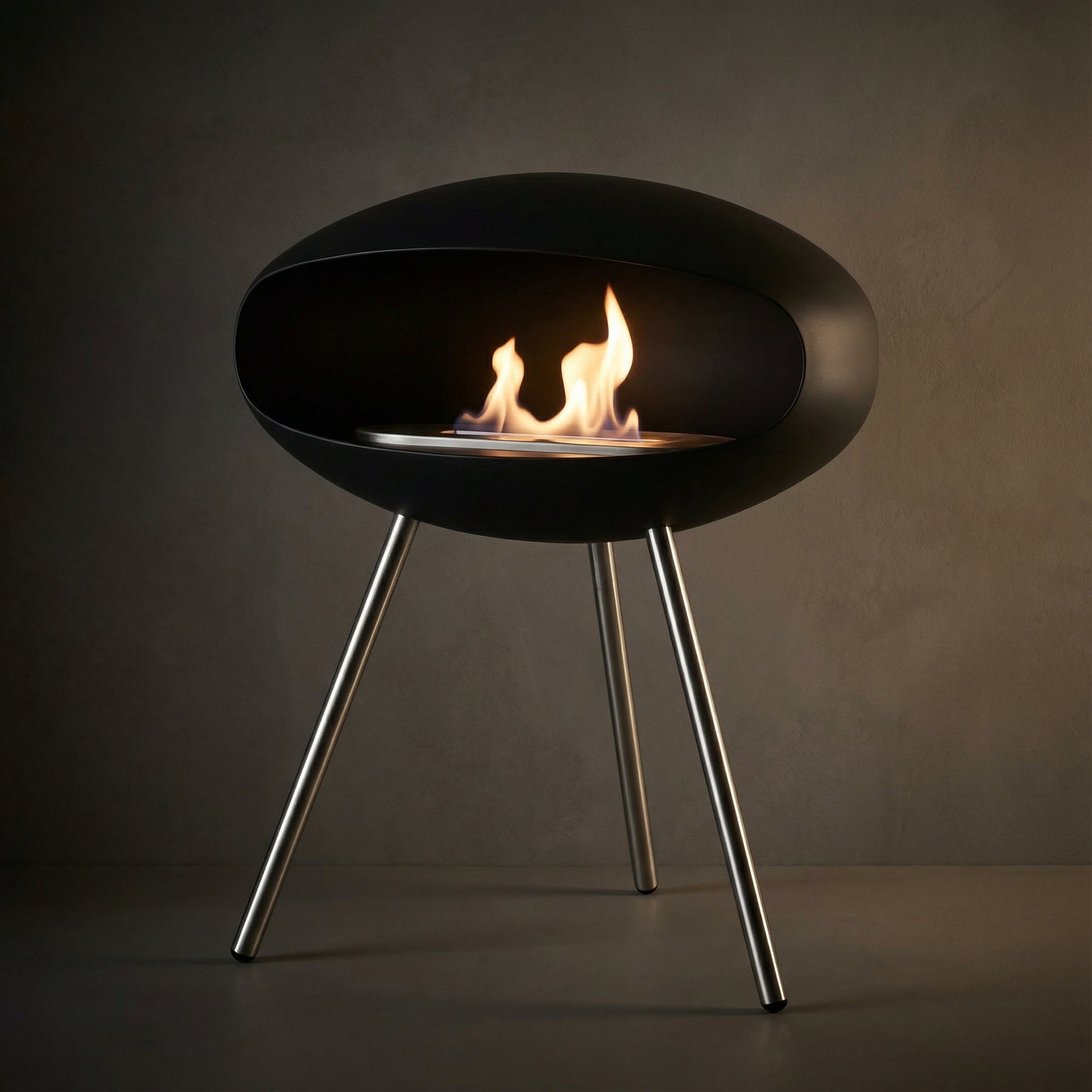 Cheminée Éthanol Design COCON Essentiel avec piètement tripode, lignes épurées et flamme élégante.