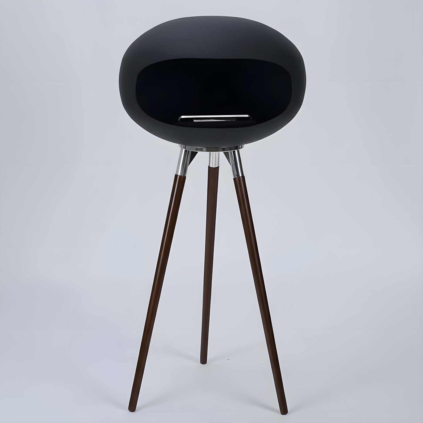 Cheminée éthanol COCON PURE noir mat sur pieds en bois, vue studio, finitions haut de gamme