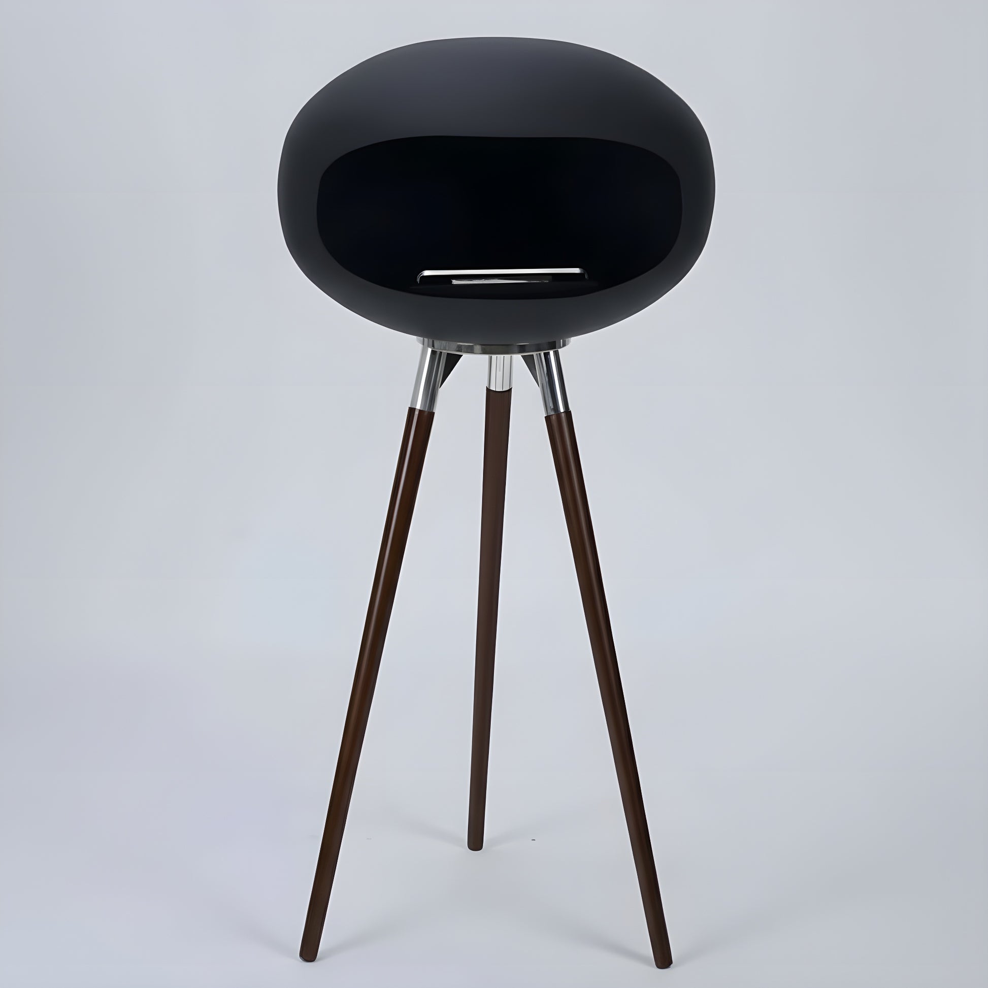 Cheminée éthanol COCON PURE noir mat sur pieds en bois, vue studio, finitions haut de gamme