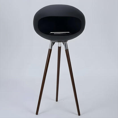 Cheminée éthanol COCON PURE noir mat sur pieds en bois, vue studio, finitions haut de gamme