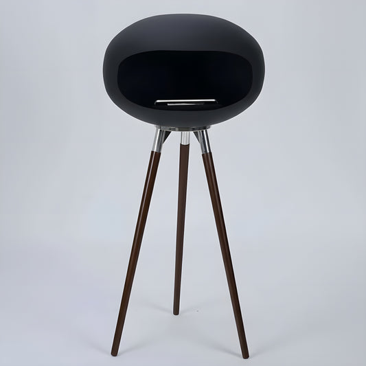 Cheminée éthanol COCON PURE noir mat sur pieds en bois, vue studio, finitions haut de gamme