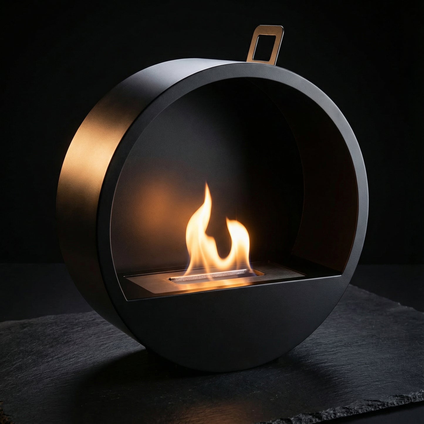 Rendu de la flamme vive de la cheminée Bulle dans une ambiance tamisée soulignant le design circulaire.