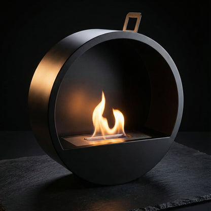 Rendu de la flamme vive de la cheminée Bulle dans une ambiance tamisée soulignant le design circulaire.