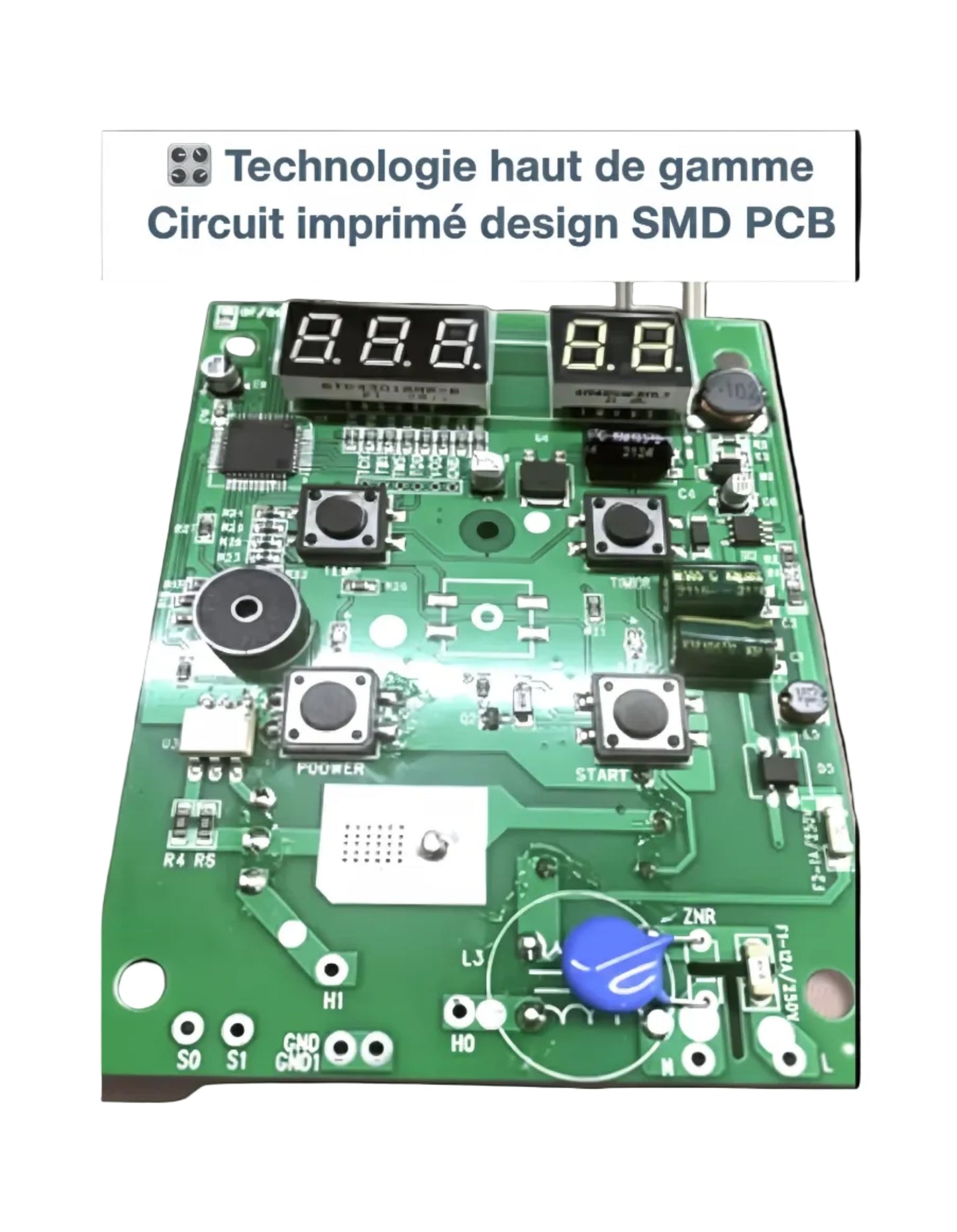 Vue rapprochée d'une carte de circuit imprimé verte de haute technologie avec un design SMD PCB, pour une télécommande d'un sauna infrarouge. La carte comprend deux affichages numériques à LED, quatre boutons de commande noirs (marqués Power et Start), et divers composants électroniques soudés en surface.