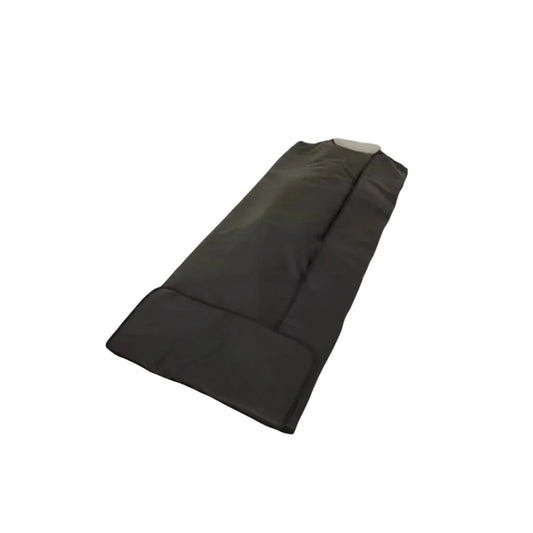 Un sauna maison portable de couleur noire, étendue à plat sur un fond blanc, avec un repose-tête gris visible à l'extrémité supérieure.